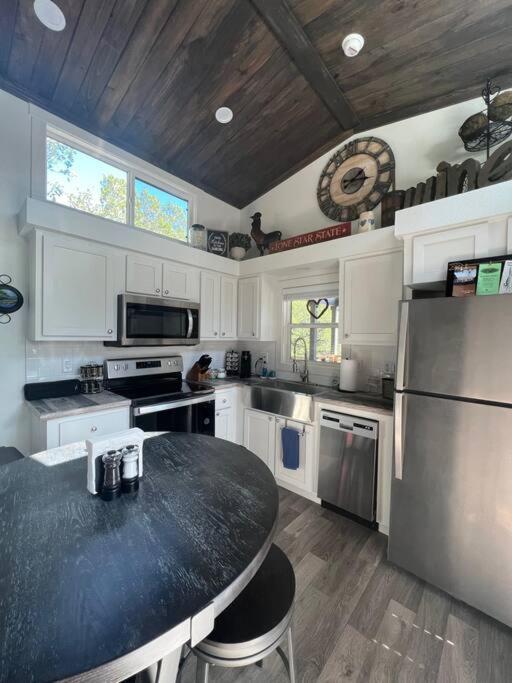 Fox Hollow - Tiny Home With Cypress Creek Access, Park Like Setting Wimberley Ngoại thất bức ảnh