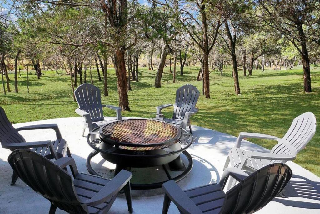 Fox Hollow - Tiny Home With Cypress Creek Access, Park Like Setting Wimberley Ngoại thất bức ảnh